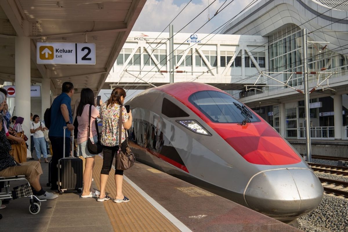 Whoosh merupakan layanan kereta cepat pertama di Indonesia dan Asia Tenggara dengan rute Jakarta-Bandung. 