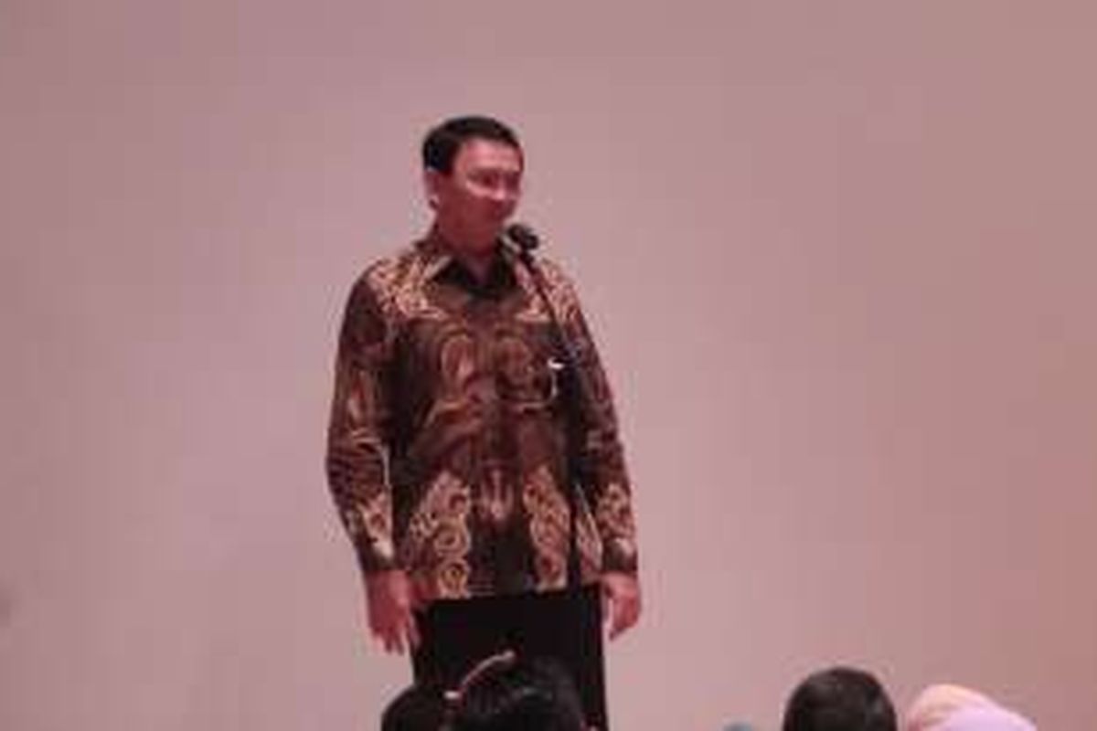 Gubernur DKI Jakarta Basuki Tjahaja Purnama saat halalbihalal dengan pegawai Dinas Kesehatan DKI Jakarta, di Kantor Dinas Kesehatan DKI Jakarta, Jakarta Pusat, Jumat (22/7/2016).