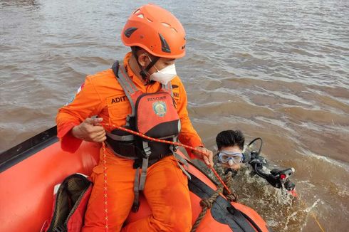 Sebuah Kapal Tongkang Terbakar di Sungai Kapuas, Tiga Awak Jadi Korban