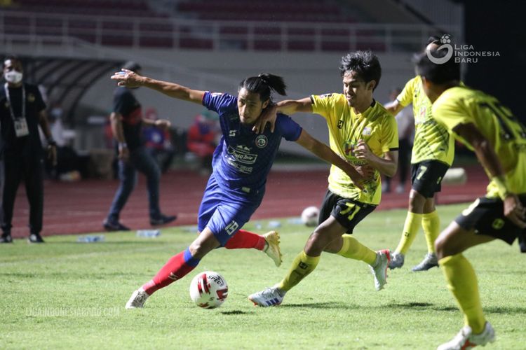 Pemain Arema FC, Hanif Sjahbandi (kiri) dijaga ketat pemain Barito Putera pada lanjutan babak penyisihan Piala Menpora 2021 yang berakhir dengan skor 2-1 di Stadion Manahan Solo, Kamis (25/03/2021) malam.