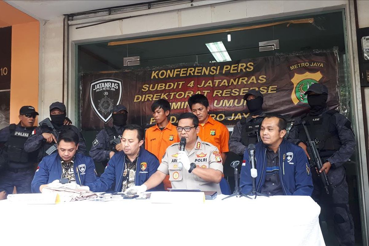 Polisi menangkap dua tersangka pembobol kartu kredit yang terhubung dengan aplikasi internet banking. Kedua tersangka bernama Riandi dan Davis dalam konferensi pers di Kebayoran Baru, Jakarta Selatan, Jumat (9/8/2019).