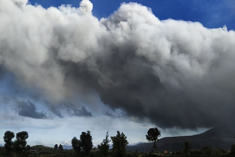 Gunung Sinabung menyemburkan material vulkanik saat erupsi di Karo, Sumatera Utara, Sabtu (8/8/2020). ANTARA FOTO/Sastrawan Ginting/Lmo/wsj.
