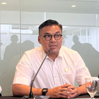 VP Corporate Communication Pertamina Muhammad Baron dalam acara media briefing di Kantor Pertamina, Jakarta, Rabu (26/11/2025). 