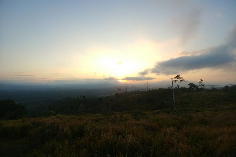 Ilustrasi panorama matahari terbit atau sunrise di Bukit Bawang Bakung, Kabupaten Lampung Barat, Lampung.