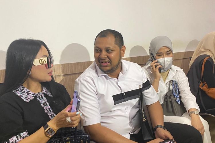 Marissya Icha (kanan) dan Uci Flowdea (kiri) bersama kuasa hukumnya, Ahmad Ramzy, di Pengadilan Negeri (PN) Jakarta Selatan, Senin (8/8/2022). 