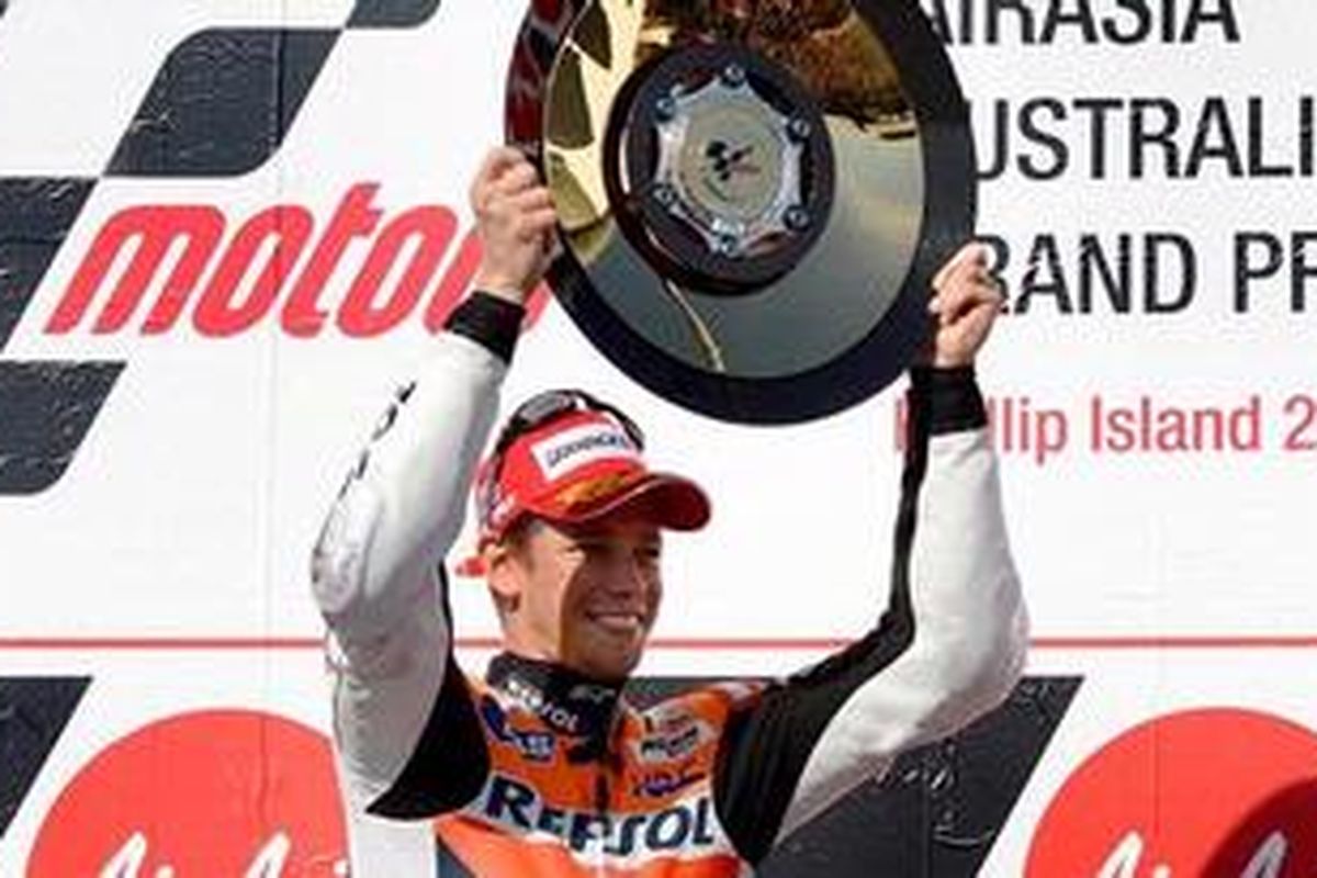 Pebalap Repsol Honda, Casey Stoner, merayakan kesuksesannya menjuarai GP Australia, Minggu (28/10/2012).