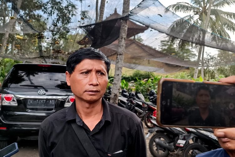 Nyoman Suarila, selaku paman dari korban Kadek Hardiyanti (24), salah satu karyawan yang tewas dalam kecelakaan lift di Ayu Terra Resort, Kabupaten Gianyar, Provinsi Bali, saat ditemui di lokasi kejadian pada Senin (4/9/2023). Kompas.com/ Yohanes Valdi Seriang Ginta