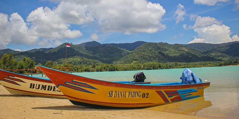 Perahu yang bisa disewa di Danau Pading, Bangka Tengah.