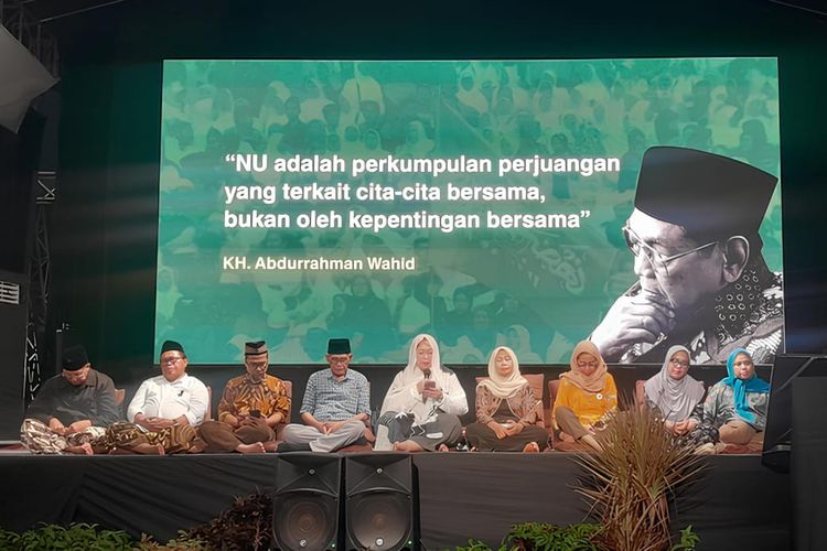 Putri Gus Dur, Inayah Wahid (tengah) dalam Konferensi Pers Mubes NU di Ciganjur, Jakarta Selatan, (21/12/2025).