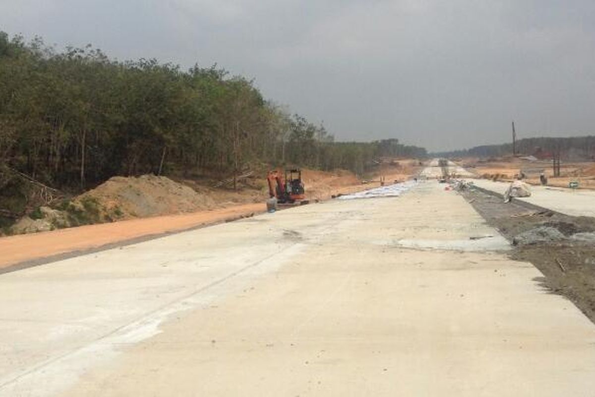 Proyek Jalan Tol Terbanggi Besar-Bakauheni, Lampung. Gambar diambil Jumat (6/11/2015).