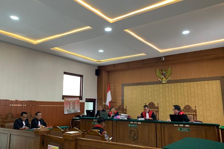 Jaksa Penuntut Umum Kejari Kabupaten Madiun, Oktario Hartawan Achmad didampingi Inal Sainal Saiful, membacakan dakwaan terhadap terdakwa kasus mafia pajak Henri Erwanto (46) dalam sidang perdana mafia pajak yang digelar di Pengadilan Negeri Kabupaten Madiun, Jawa Timur, Kamis (20/2/2025). 