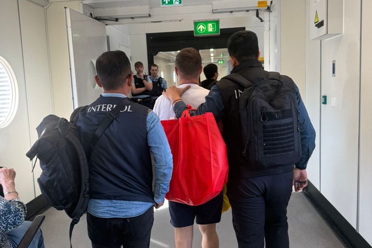 Buronan internasional “high profile”, Steven Lyons, yang masuk dalam daftar Red Notice Interpol, dideportasi dari Indonesia ke Belanda pada Rabu (8/4/2026) dini hari.