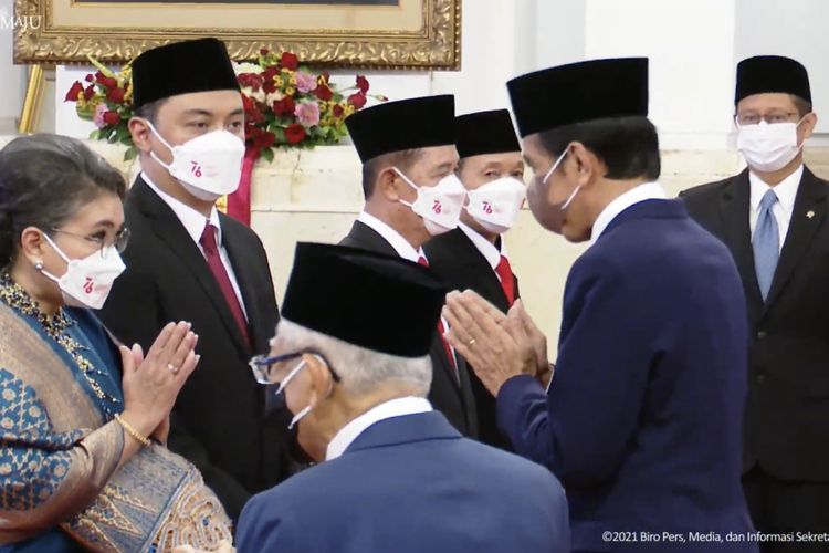 Foto tangkapan layar YouTube Sekretariat Presiden: Presiden Joko Widodo menganugerahkan gelar pahlawan nasional kepada empat tokoh yang telah berpulang di Istana Negara, Jakarta, Rabu (10/11/2021).