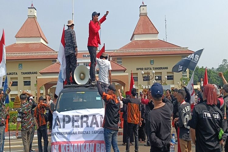 Masa aksi demonstrasi sedang melakukan orasi di depan gedung DPRD dan Balaikota Kota Tangerang, Senin (19/9/2022).