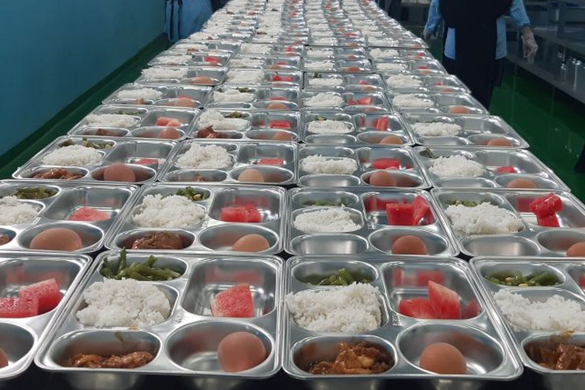 Ilustrasi program MBG. Program MBG di SMP Negeri 35 Bandung dihentikan sementara waktu setelah ratusan siswa keracunan setelah menyantap makanan yang disajikan.
