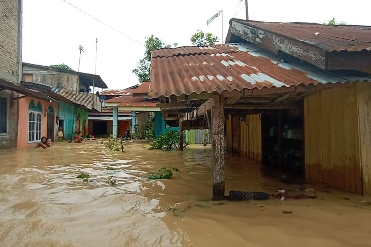 Bencana banjir kembali terjadi di Kota Tebing Tinggi, Sumatera Utara akibat luapan Sungai Padang.