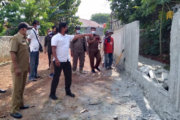 Tembok yang menutup akses menuju tiga rumah warga di kawasan Serua, Ciputat, Tangerang Selatan, dibongkar, Senin (13/9/2021).