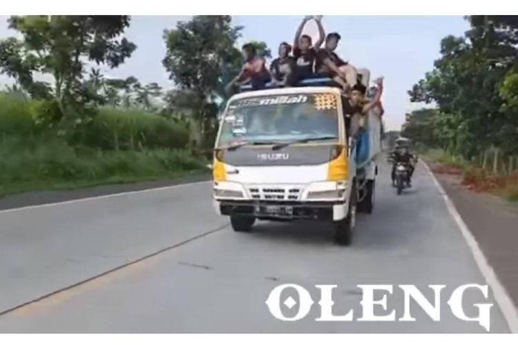 Tangkapan layar video viral truk lakukan oleng di Lumajang.