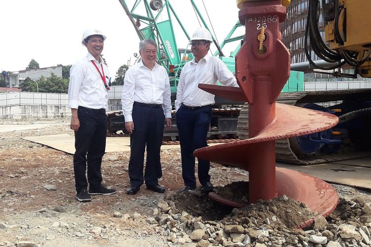 PT Intiland Development secara resmi melakukan ground breaking SQ Res di kawasan pengembangan multifungsi South Quarter, Jakarta Selatan, Kamis (22/8/2019). Tampak dalam gambar Chairman dan Direktur Utama Intiland Development Tbk Hendro S Gondokusumo diapit Direktur Proyek Koendarso, dan Direktur Pengembangan Bisnis Permadi Indra Yoga.