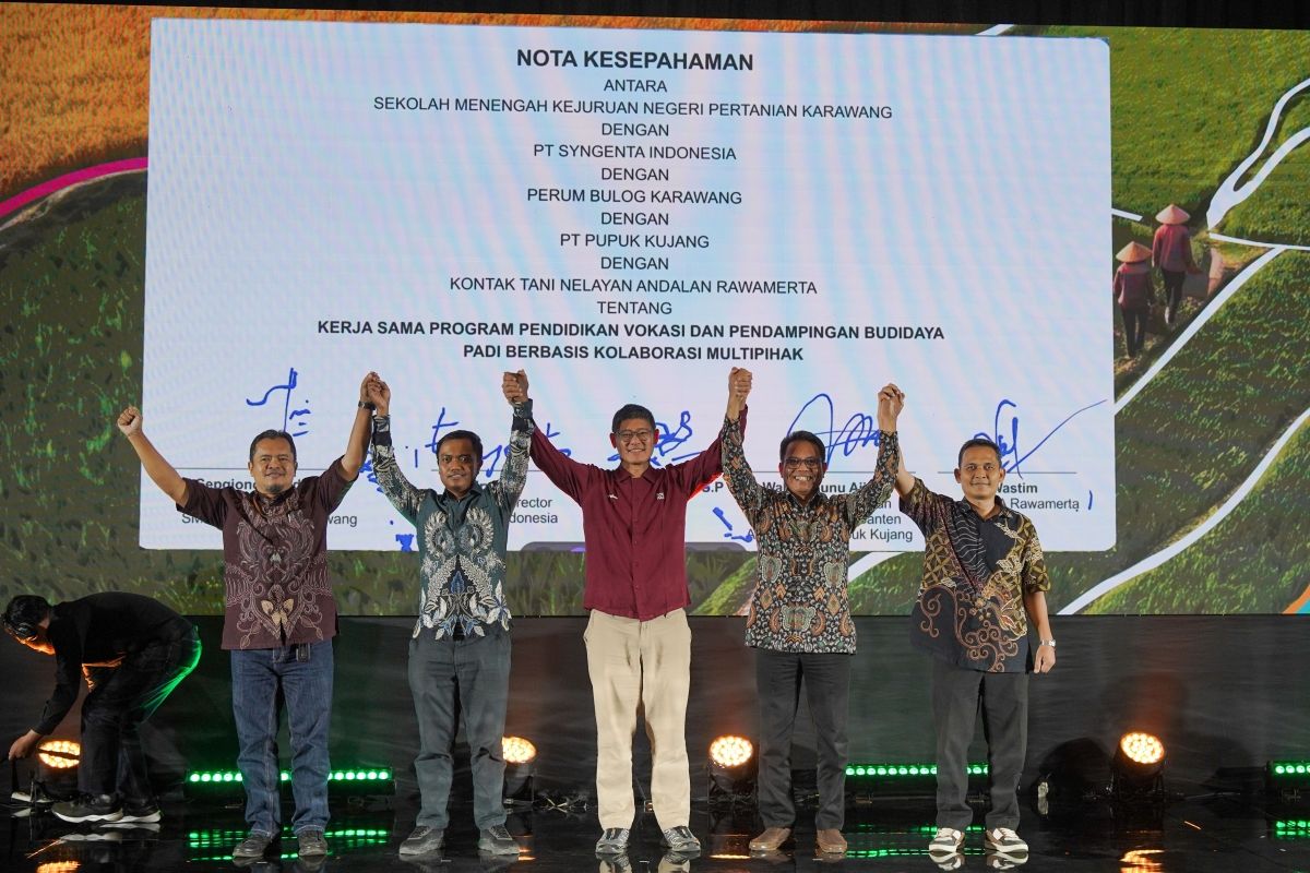 Syngenta Indonesia bersama SMKN Pertanian Karawang, Perum BULOG Karawang, PT Pupuk Kujang, dan KTNA Rawamerta menandatangani MoU untuk mendorong regenerasi petani.