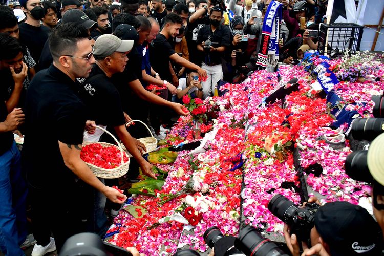 Pemain dan official Arema FC berdoa dan tabur bunga untuk korban tragedi yang terjadi pada pekan 11 Liga 1 2022-2023 melawan Persebaya Surabaya lalu di Stadion Kanjuruhan Kanjuruhan, Kabupaten Malang, Senin (3/9/2022) siang.