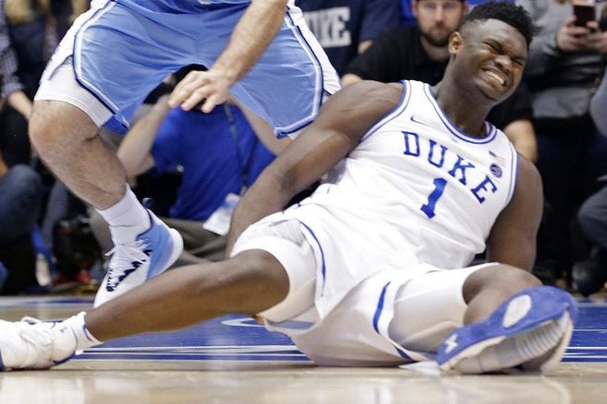 Zion Williamson saat terjatuh akibat sol sepatunya jebol