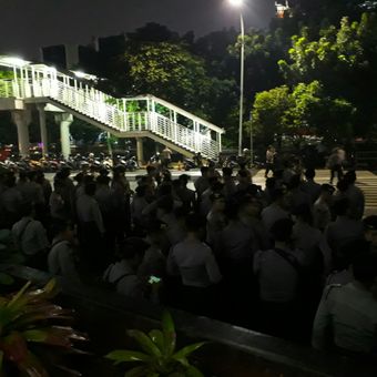 Ratusan anggota brimob dan sabhara di depan KPK, Kuningan, Jakarta. Rabu (15/11/2017)