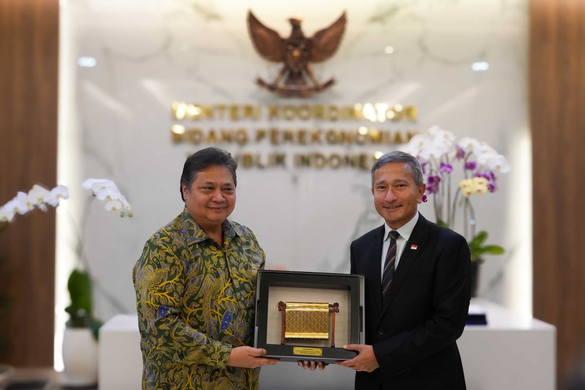 Menteri Koordinator (Menko) Bidang Perekonomian Airlangga Hartanto bersama Menteri Luar Negeri (Menlu) Singapura Vivian Balakrishnan pada pertemuan di Kantor Kementerian Koordinator (Kemenko) Bidang Perekonomian, Selasa (23/4/2024). 