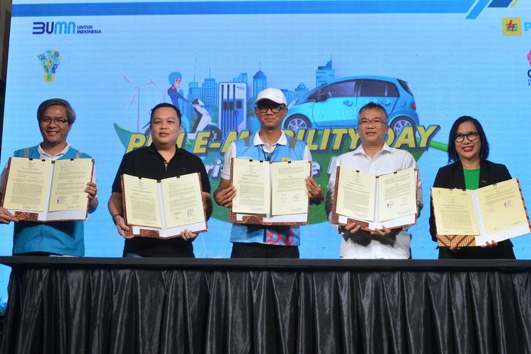 Direktur Niaga dan Manajemen Pelanggan PLN, Bob Saril; President Director PT Nissan Motor Distributor Indonesia, Evensius Go; Direktur Utama PT PLN Persero, Darmawan Prasodjo; Chief Operating Officer (COO) PT Hyundai Motors Indonesia (HMID), Makmur; Country Managing Director of Grab Indonesia, Neneng Goenadi mengabadikan momen bersama usai melakukan penandatanganan Nota Kesepahaman guna mendorong pengembangan infrastruktur Kendaraan Bermotor Listrik Berbasis Baterai (KLBB) melalui penambahan Stasiun Penukaran Baterai Kendaraan Umum (SPBKLU) di enam provinsi di Pulau Jawa dan Bali di Mall Level 21, Denpasar (24/07/2022).