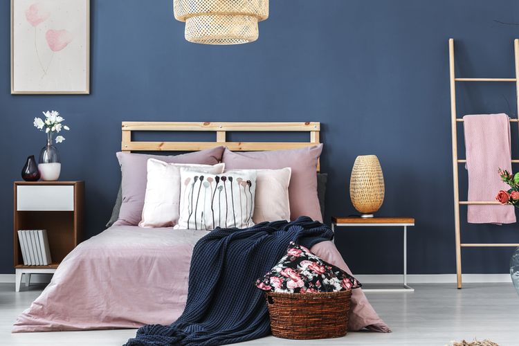 Ilustrasi kamar tidur dengan warna cat dinding biru. 