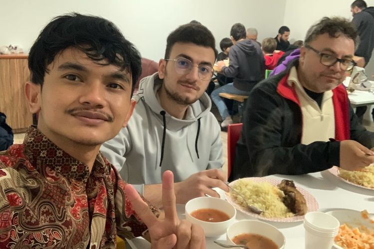 Ilham Catur Fhata (kiri) saat buka puasa bersama teman-temannya di Rumania dengan menu masakan tradisional yang mirip bakso.