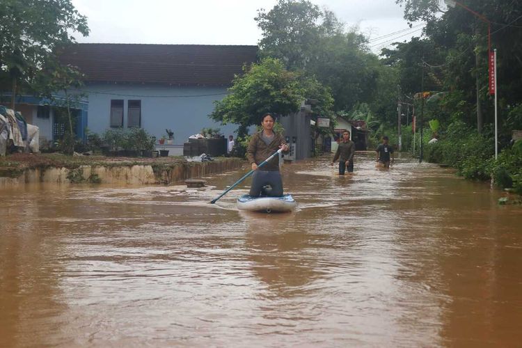 Bupati Trenggalek tinjau banjir dan imbau warga, dengan menggunakan papan dayung susuri banjir, Selasa (18/10/2022).