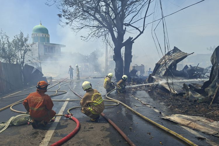 Sejumlah Bangunan Terbakar di Tegal Alur Jakbar, Diduga dari Gudang Palet Kayu