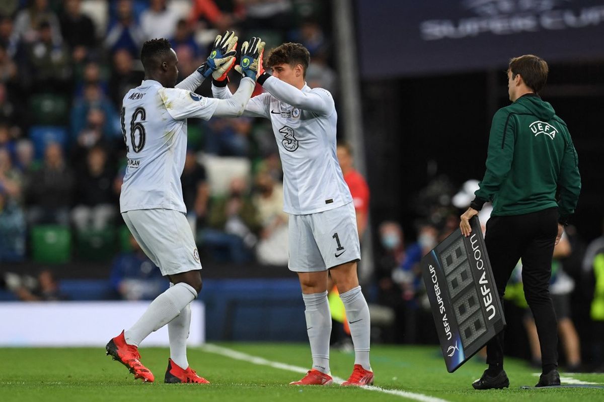 Kepa Arrizabalaga (kanan) menggantikan Edouard Mendy dalam laga Piala Super Eropa 2021 di Stadion WIndsor Park, Belfast, Irlandia Utara, Kamis (12/8/2021) dini hari WIB. 