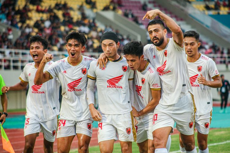 Pemain PSM Makassar, Kenzo Nambu (ketiga dari kiri), merayakan golnya ke gawang Persis Solo bersama rekan-rekannya. Laga Persis vs PSM Makassar di Stadion Manahan, Surakarta, Kamis (29/9/2022) berakhir dengan imbang 1-1. Di artikel ini berisi hasil PSM Makassar vs Persita Tangerang dalam lanjutan pekan ke-13 Liga 1 yang berlangsung di Stadion Sultan Agung pada Kamis (8/12/2022).