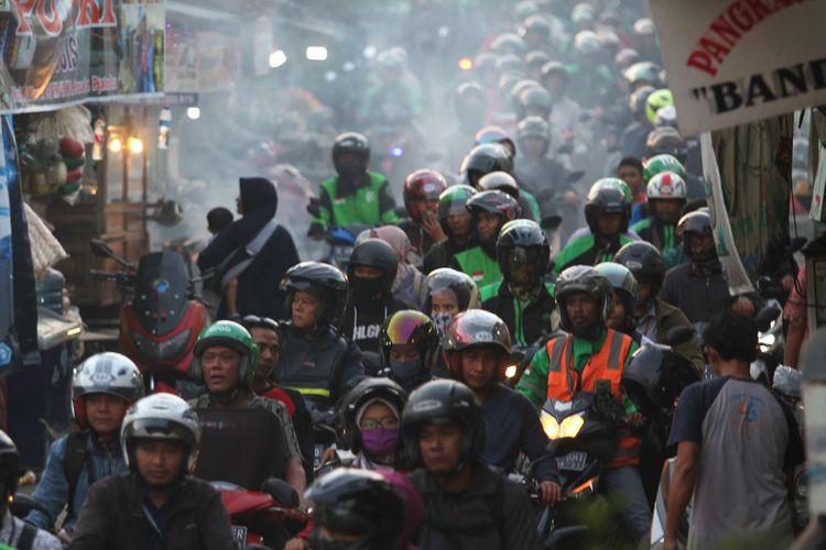 Suasana jalan yang dipadati pengendara motor di kawasan Pasar Minggu, Jakarta Selatan, Rabu (15/1/2020). Menghindari kemacetan di jalan raya Lenteng Agung, imbasnya jalan tersebut juga macet.
