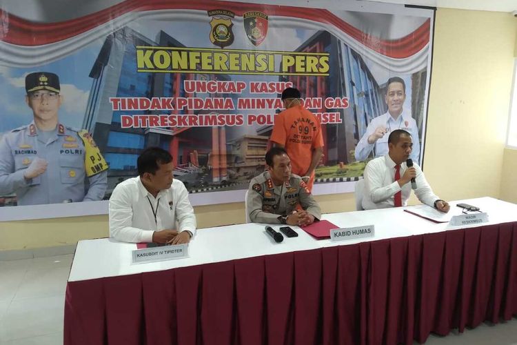 Polda Sumatera Selatan saat melakukan gelar perkara ungkap kasus gudang penyulingan BBM ilegal di Banyuasin, Rabu (21/6/2023).