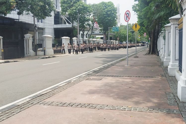 Ratusan Kapolres berjalan dari Jalan Medan Merdeka Utara menuju Gedung Kridha Bhakti yang berada di Jl Veteran sebelum bertemu Presiden Joko Widodo pada Jumat (14/10/2022).