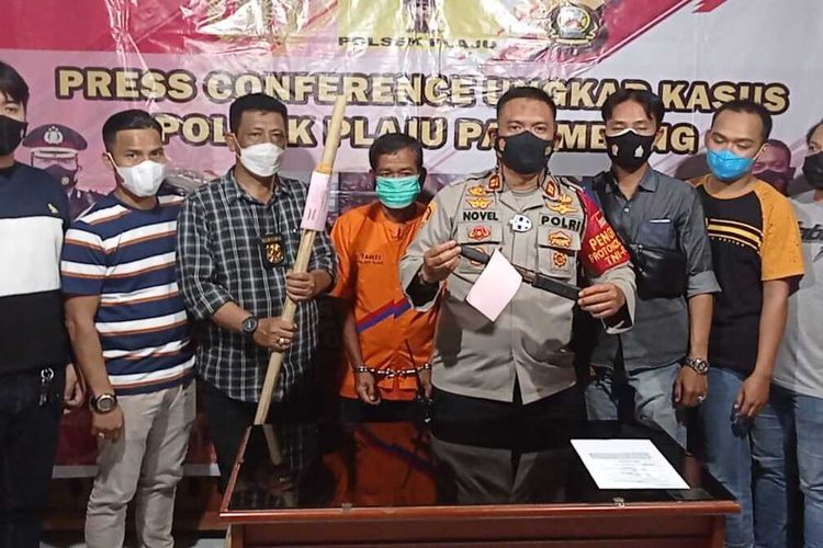 Tersangka Fauzi (50) pelaku pembunuhan kakak kandungnya sendiri saat berada di Polsek Plaju Palenbang, Selasa (21/9/2021).