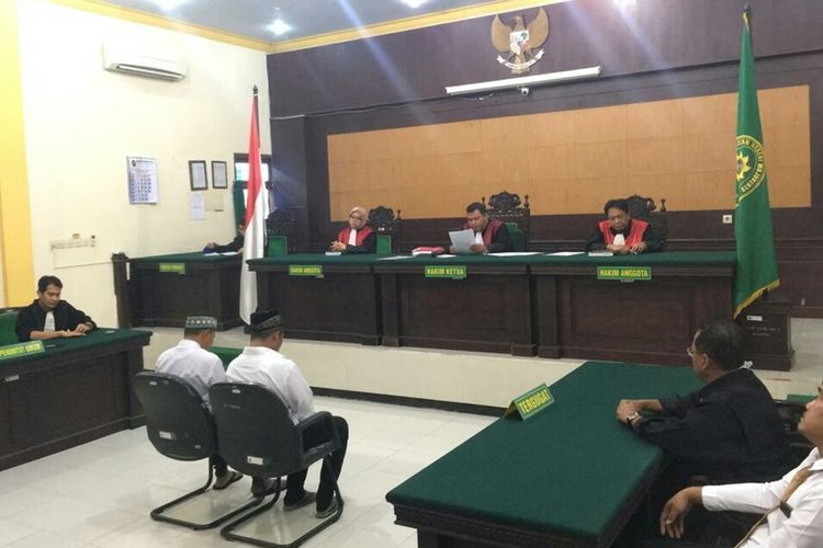 Suasana sidang kasus pembunuhan yang menyeret dua terdakwa pembunuh dan pembakar mayat di Pengadilan Negeri Mojokerto, Senin (4/11/2019)