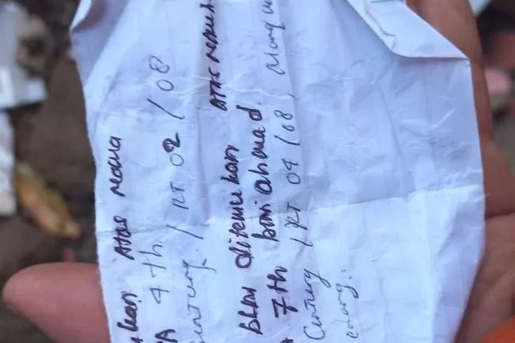 Sastra Winata menunjukkan daftar korban gempa di Desa Gintung.