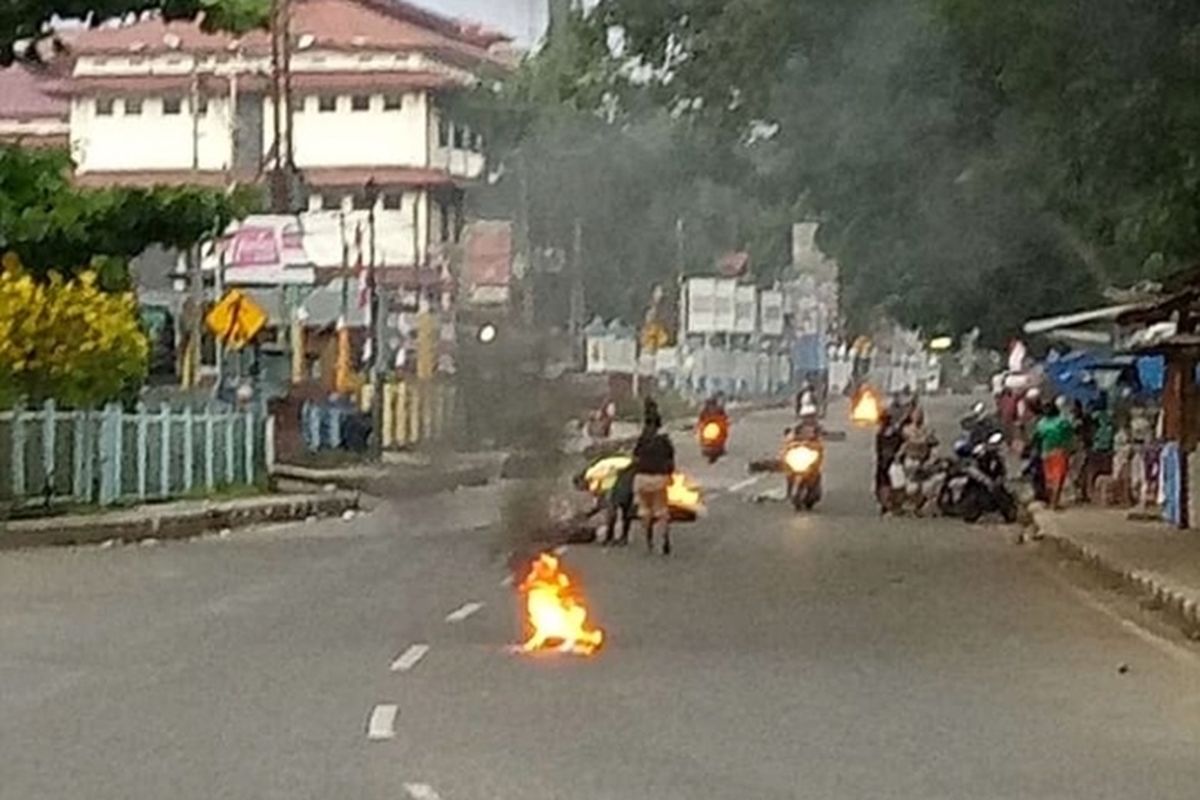 Aksi blokade jalan oleh masyarakat Papua di Manokwari, terhadap kasus diamankannya 43 mahasiswa di Surabaya, Senin (19/8/2019). 