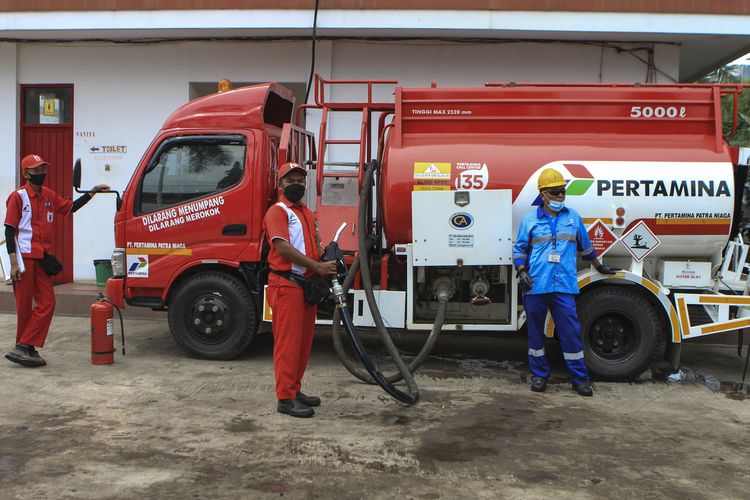Mobil tangki kapasitas 5.000 liter yang disiapkan sebagai SPBU keliling untuk melayani pembelian solar bagi truk angkutan batubara di Jambi.