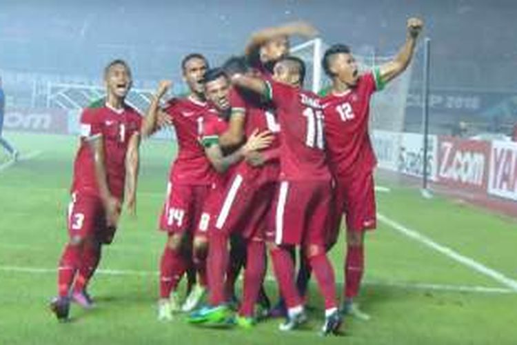 Para pemain timnas Indonesia merayakan gol Hansamu Yama ke gawang Thailand pada final pertama Piala AFF 2016, Rabu (14/12/2016).