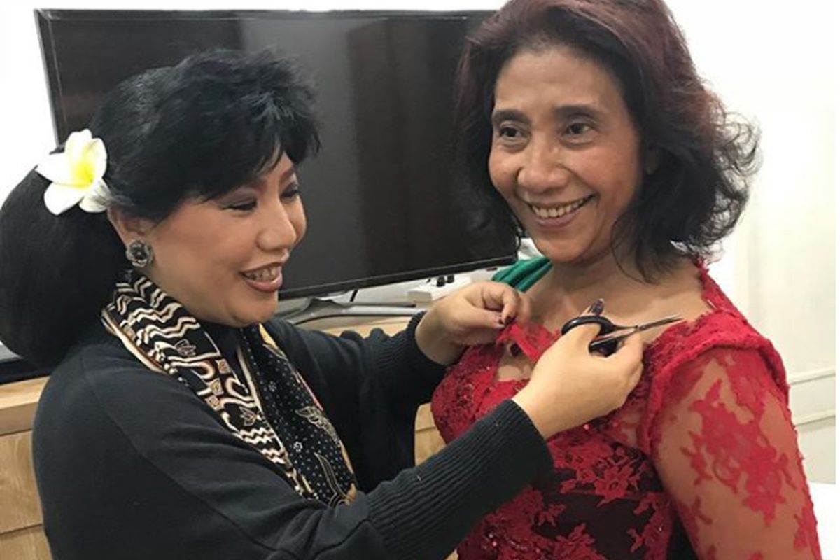 Menteri Kelautan dan Perikanan Republik Indonesia Susi Pudjiastuti (kanan) bakal menjadi salah satu penampil khusus dalam peragaan busana 29 tahun Anne Avantie (kiri) di Indonesia Fashion Week, JCC, Jakarta, Kamis (29/3/2018).