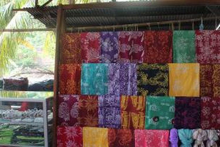 Ragam motif batik, dari daun simpor hingga gelas kopi dijual dalam bentuk bahan berukuran 2 meter 30 cm di Sanggar Batik de Simpor, Gantung, Belitung Timur, Provinsi Kepulauan Bangka Belitung, Senin (23/11/2015).