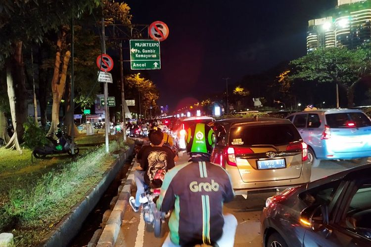 Arus Jalan Benyamin Sueb padat merayap di tikungan menuju JiExpo Kemayoran, Jakarta Pusat, Minggu (18/6/2023) malam.