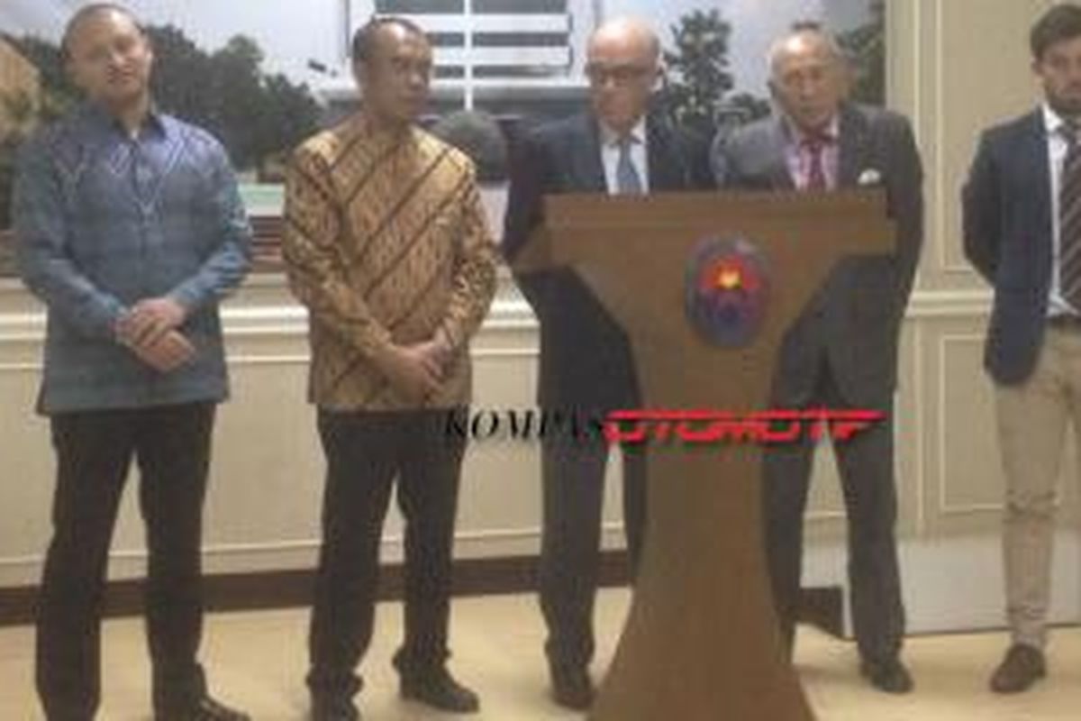 CEO Dorna Sport Carmelo Ezpeleta, Tinton Soeprapto, Ananda Mikola dan Gatot S Dewa Broto saat Press Conference di Kementerian Pemuda dan Olahraga, Rabu (21/10/2015).