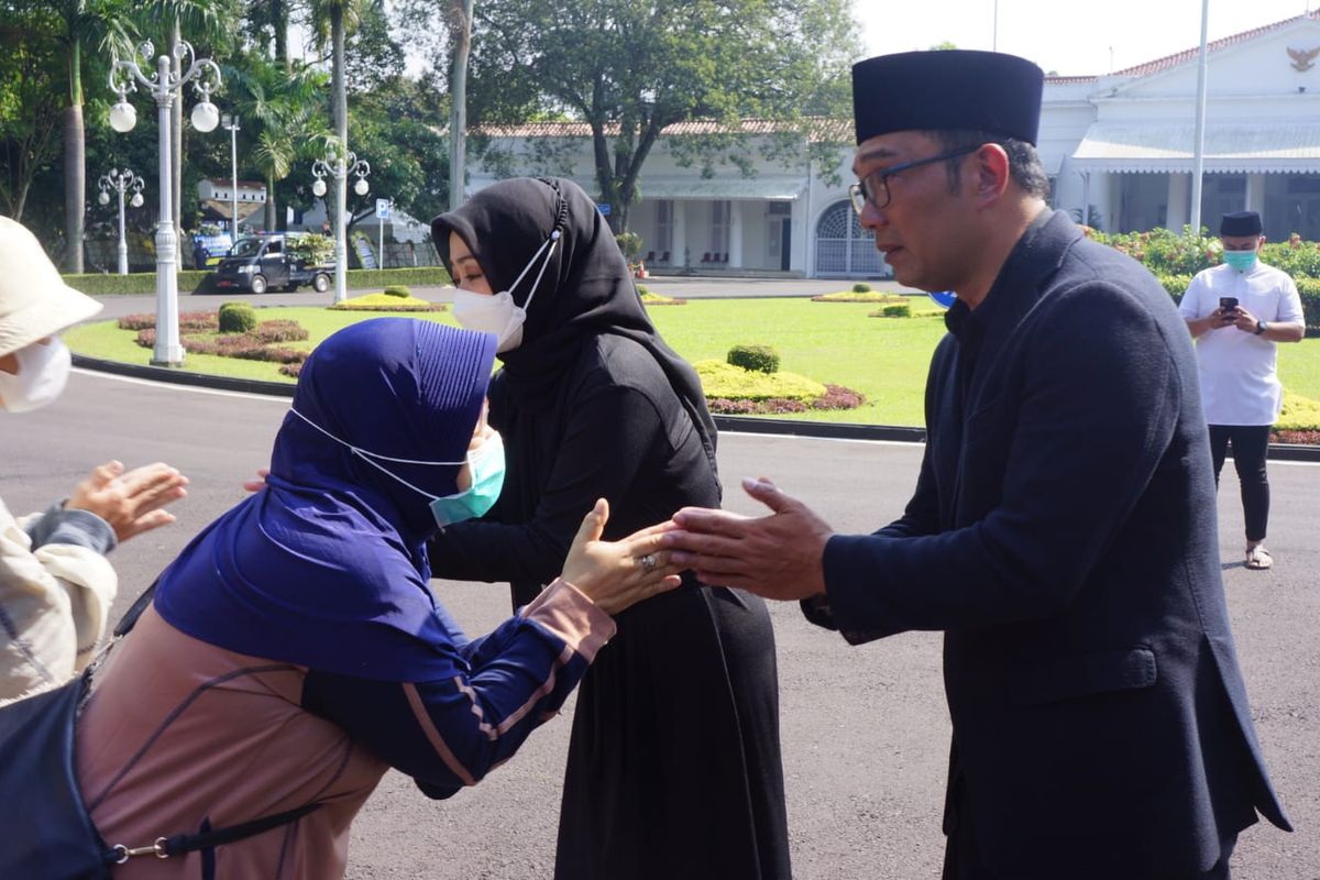 Gubernur Jawa Barat Ridwan Kamil dan istrinya Atalia Praratya saat menemui warga yang ingin bertakziah di Gedung Pakuan, Kota Bandung, Minggu (5/6/2022).