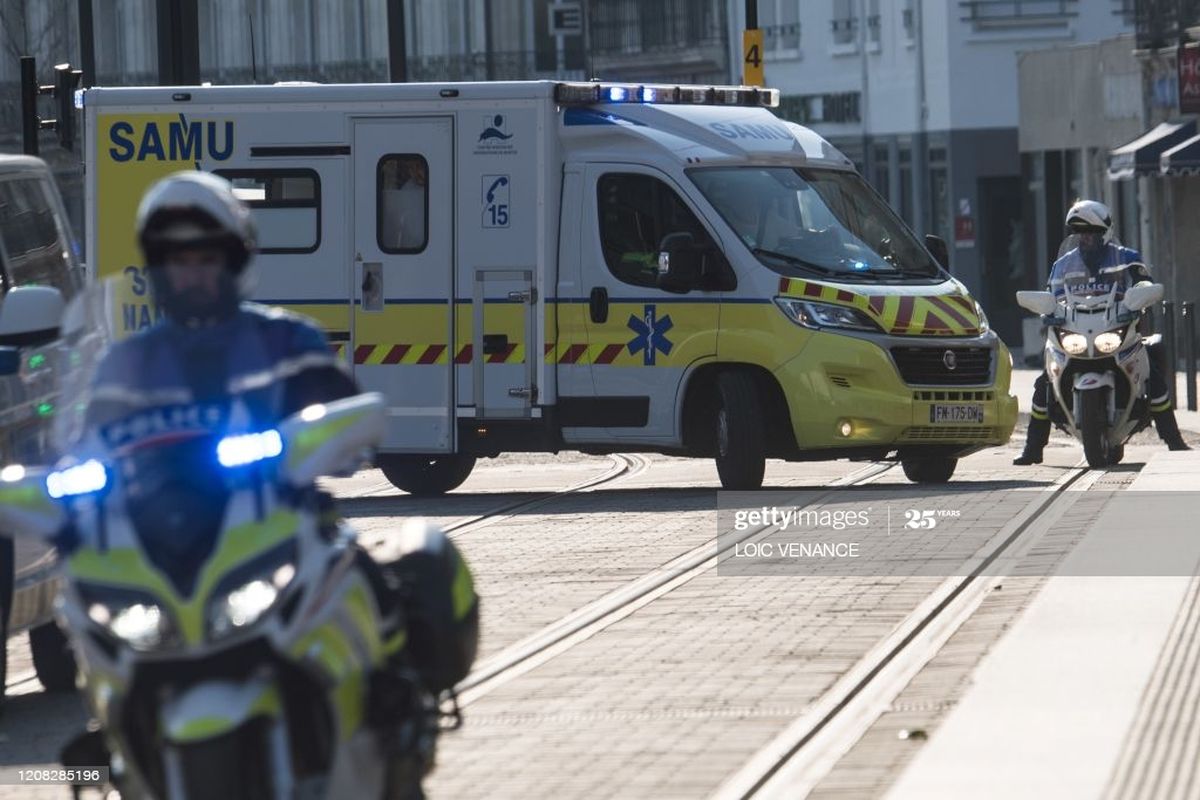 Ilustrasi pengawal ambulans resmi di luar negeri.